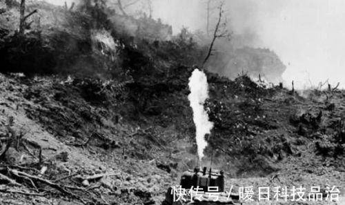 1944年收复腾冲老照片, 中国士兵发射火焰烧死碉堡内所有日寇