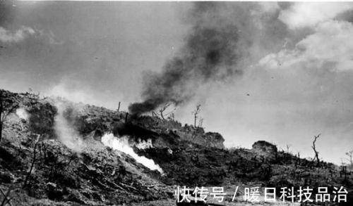 1944年收复腾冲老照片, 中国士兵发射火焰烧死碉堡内所有日寇