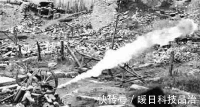 1944年收复腾冲老照片, 中国士兵发射火焰烧死碉堡内所有日寇