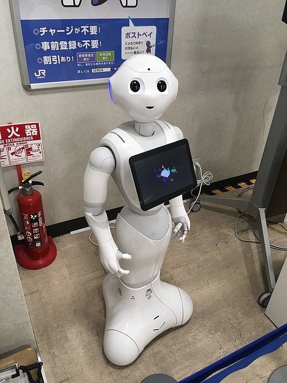 576px-Pepper_robot_at_Himeji_Station.jpg