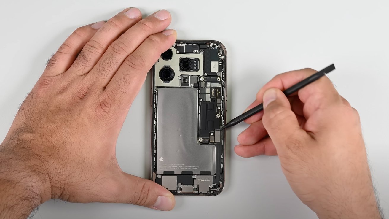 61190-126264-iphone16proteardownifixit-xl.jpg